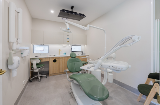 Ivanhoe dental clinic room